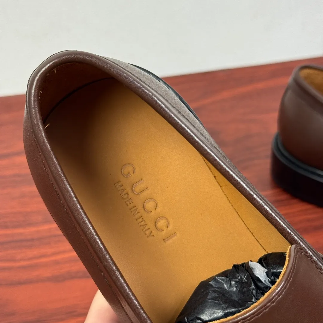 Batch 980 Gucci/Gucci new men's loafers with horsebit buckle! These classic loafers, embellished with a horsebit buckle, embody timeless elegance and pay homage to the brand's rich heritage. The carefully crafted leather sole and semi-circular toe inject new charm into the entire design. Iconic accessories and metal buckle finishes complement each other, classic loose fit, solid color leather highlights the simple and rustic temperament. Select high-quality leather. Pay attention to the details of the leather material. The texture is bright. The leather has excellent toughness. It is soft, comfortable and durable. The dyed calfskin lining has uniform and fine holes, soft and comfortable. The thickened leather outsole and the composite rubber bottom sheet at the heel are extremely comfortable, wear-resistant and non-slip. It is the first choice for light weight. It is versatile and luxurious, and comes with a full set of packaging! Size: 39-40-41-42-43-44 leather shoe size (38.45.46 can be customized) Item number: 812158 Coffee color